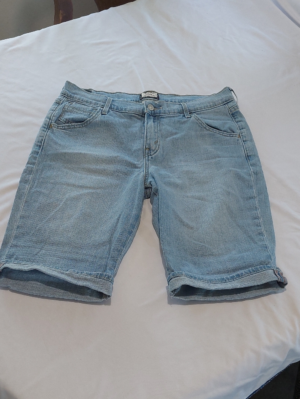 Levis Light Blue Denim Women’s Burmudas.Size 8 .  515s